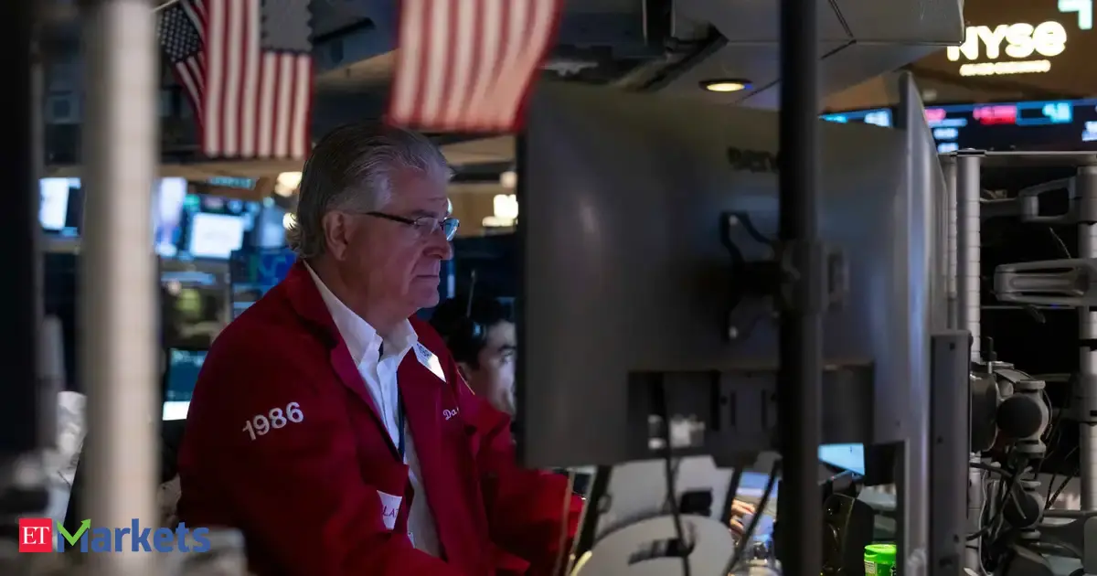 US stock indexes fall as oil prices rise and investors await retail earnings