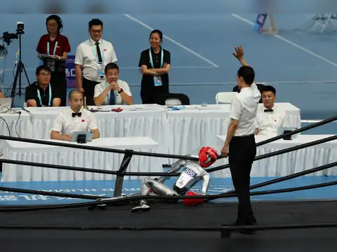 A robot participates in a kickboxing match.