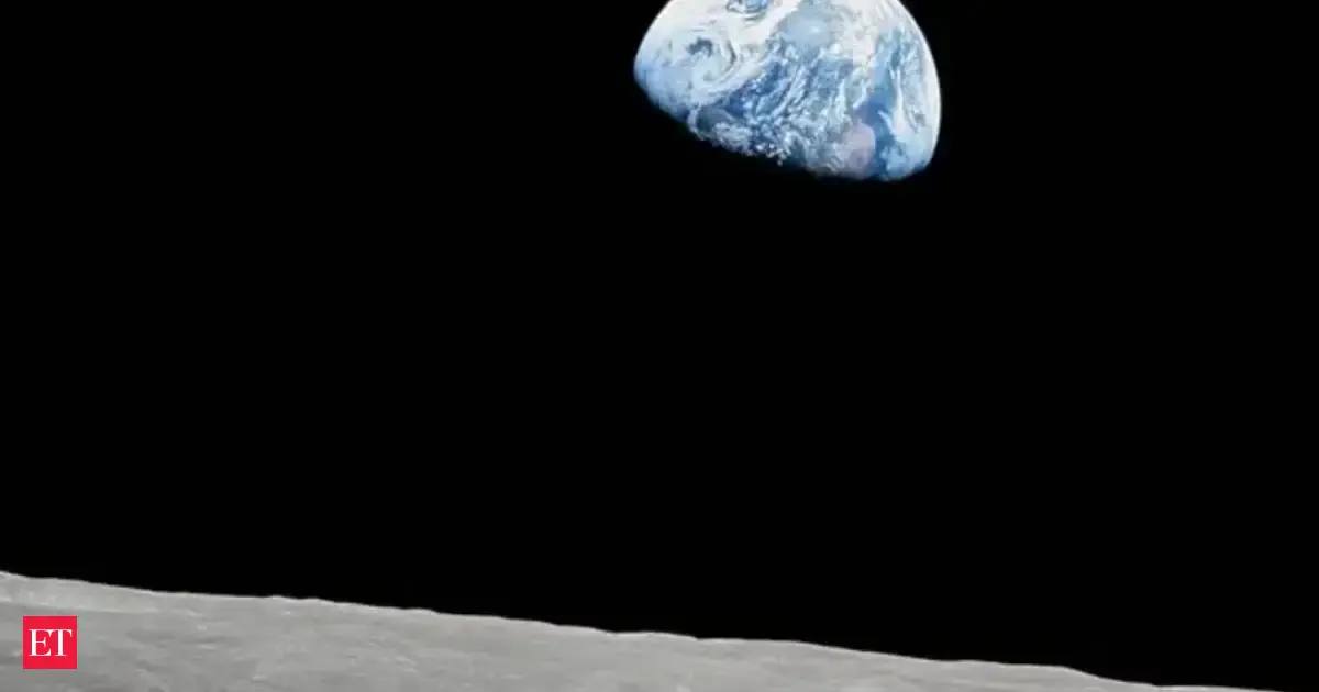 In 1968, Apollo 8 photographed the famous Earthrise during its fourth lunar orbit; decades later, NASA used time-lapse images and LRO maps to reconstruct when and where it happened