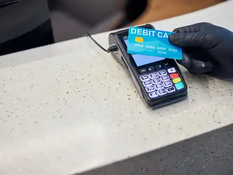 HDFC Platinum Debit Card: 2 lounge visits with Rs 10,000 quarterly spend