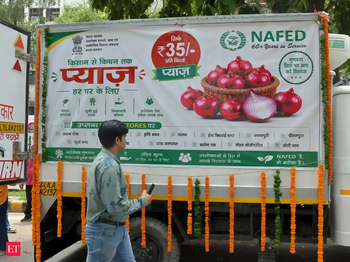 Centre starts onion sale in capital at Rs 35/kg, 44% below market price