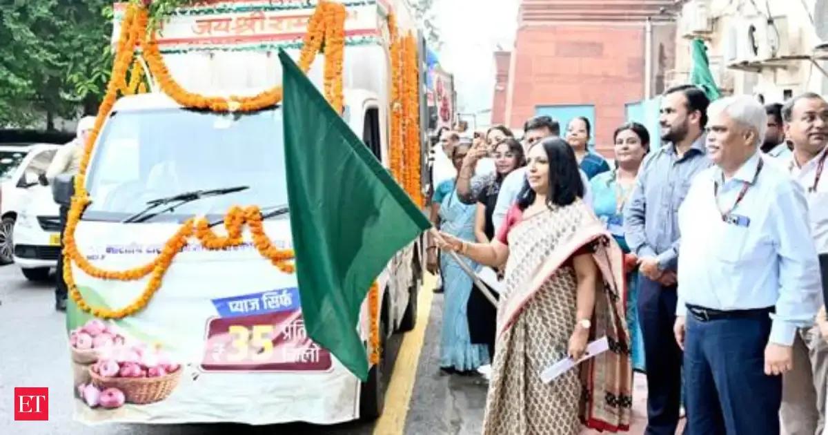 Govt flags off NCCF, NAFED vans to sell onions at Rs 35 per kg