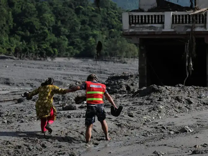 https://img.etimg.com/thumb/msid-133584010,width-672,resizemode-4,imgsize-267736/nepal-flash-floods-2026.jpg