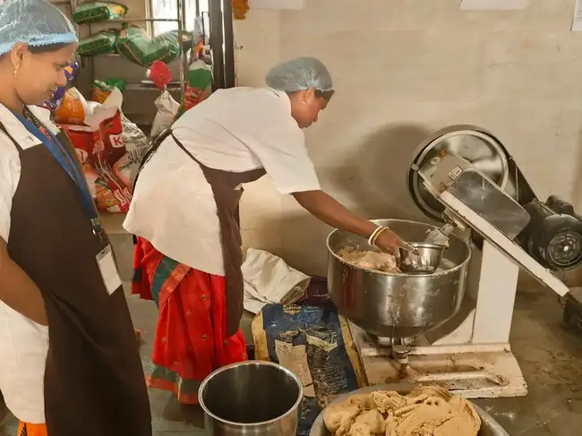 **EDS; TO GO WITH STORY** Patna: Members of the Didi ki Rasoi self help group ta...