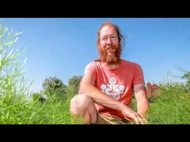 A Belgian farmer says he has not irrigated outdoor crops for 26 years; dig just 5 to 10 cm below the dry-looking surface and the soil is still moist