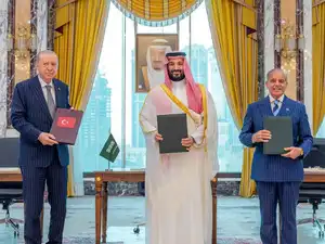 Saudi Arabia, Turkey and Pakistan sign joint defence deal in Mecca