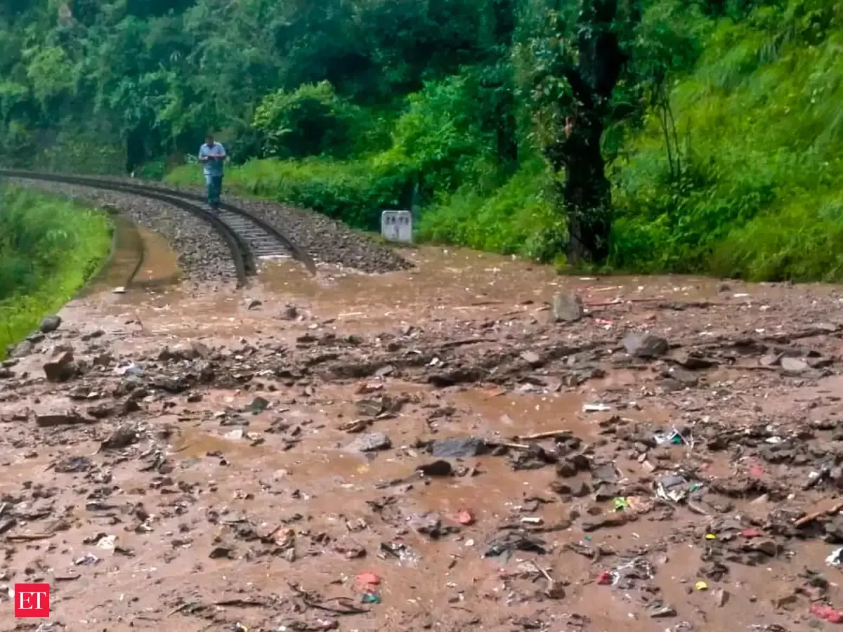 Over 400 rescued after hill slip disrupts Kalka-Shimla train run