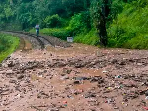 Over 400 passengers and crew evacuated to Kalka after a hill slip disrupted operations on the Kalka-Shimla route.<br>