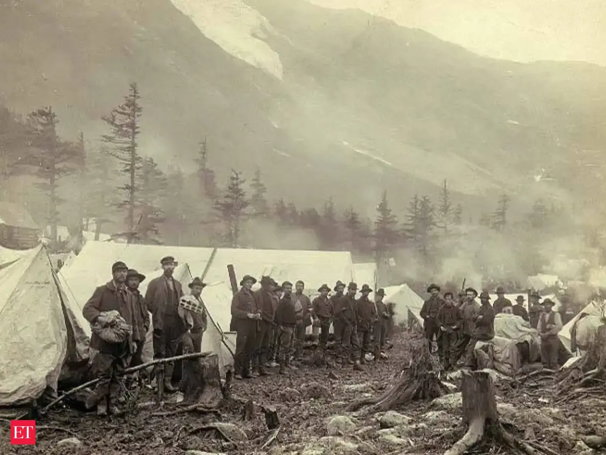 In 1898, Sheep Camp grew into a gold-rush town of 6,000 to 8,000 people; by July 1899, only 18 remained, while most buildings still stood in 1906