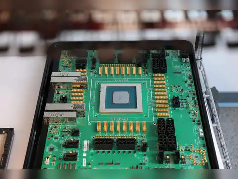 Custom Chips vs Nvidia&rsquo;s GPUs 