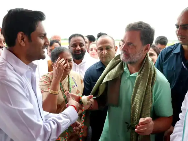 Lok Sabha LoP and Congress MP Rahul Gandhi receives in Nashik
