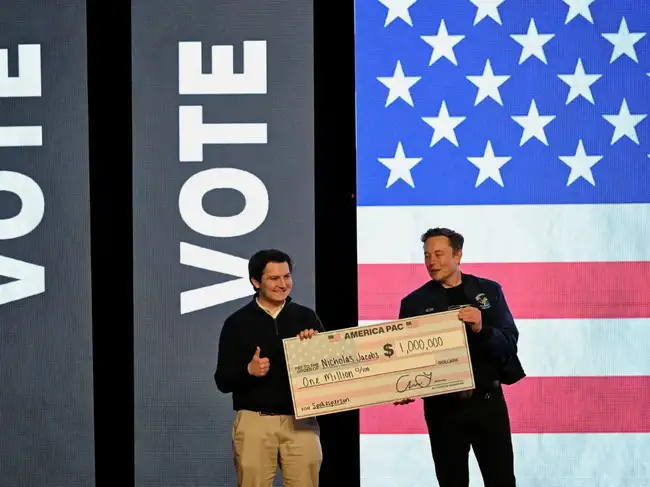 FILE PHOTO: U.S. President Trump's adviser Elon Musk holds a rally, in Green Bay