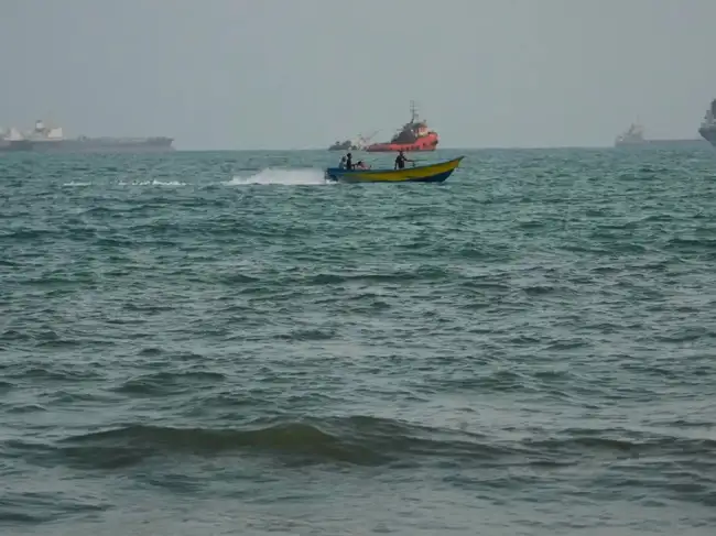 Photos show daily life in Iran on the beach along the Strait of Hormuz