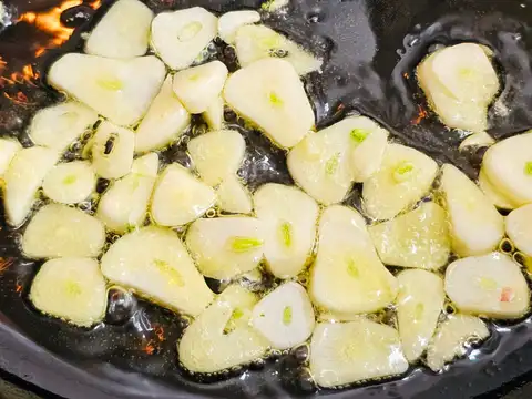 How to make the garlic and olive oil sauce