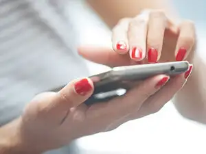 Mobiles phones with low specs make a comeback in premium market smartphones