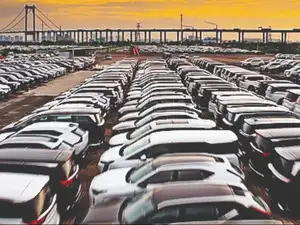 China May Have Found a Way to Tackle Glut in Car Mkt