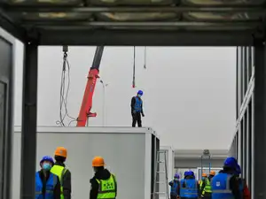 US unemployment claims unexpectedly fell last week, signaling a stabilizing labor market despite global economic headwinds, inflation, and ongoing Federal Reserve rate hikes.