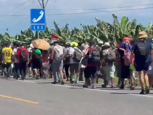 Hundreds of migrants head towards US border as Trump's popularity ...