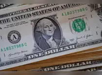 US dollar climbs to 17-month high as global bond rout hits euro<br>