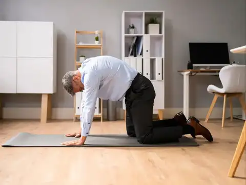 Cat-cow stretch can gently move the abdomen