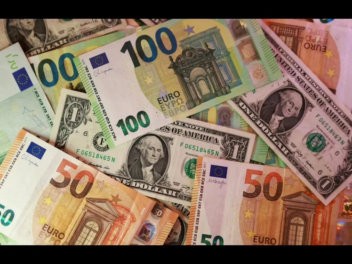 Euro Hits 17-Month Low as French Debt Fears and US Inflation Pressures