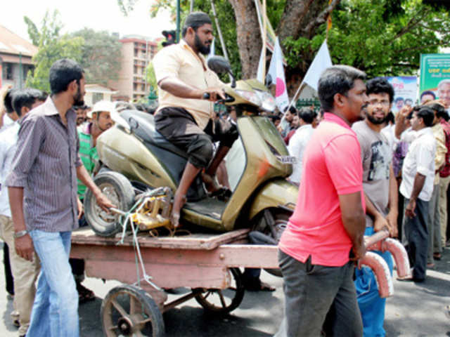 SDPI members protesting against the petrol price hike