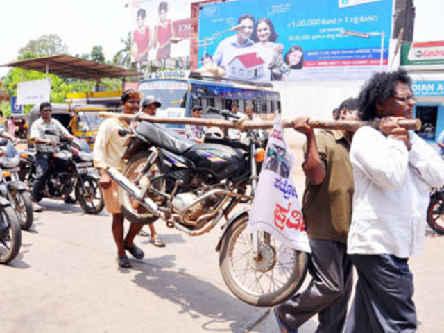 Nithyanand and his associates protesting in Udupi