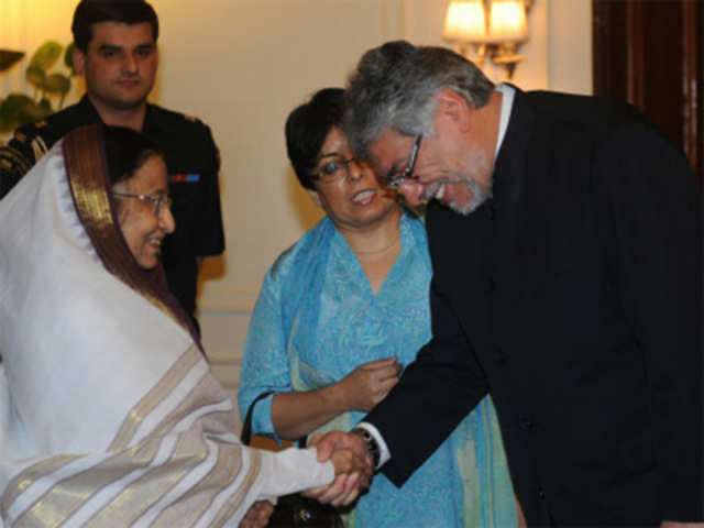 Fernando shakes hands with Prathibha Patil during a meet