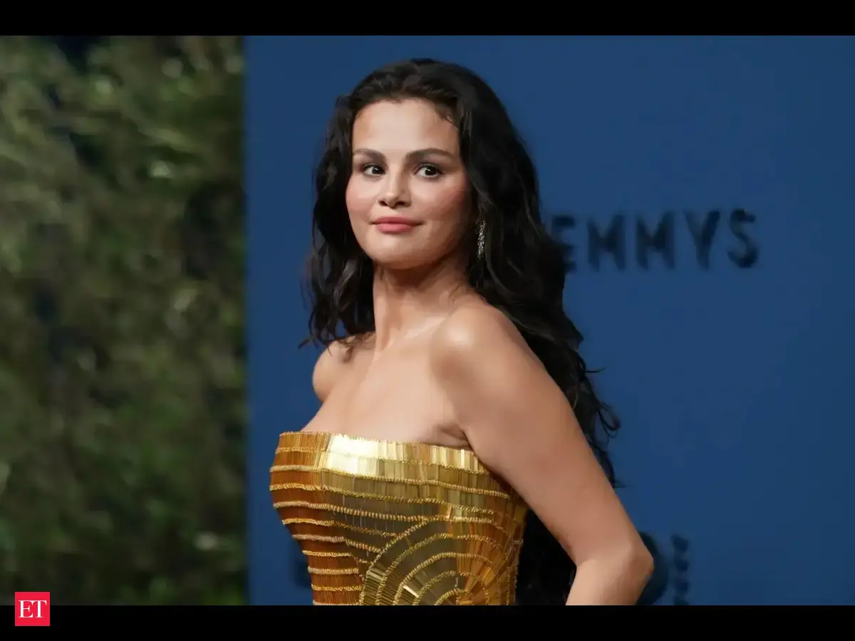 selena gomez: Selena Gomez sold 11,500-square foot Encino mansion in ...