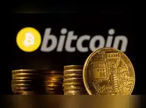 Bitcoin hovers near $83K as Asian stock sell-off triggers over $800 million in crypto liquidations<br>
