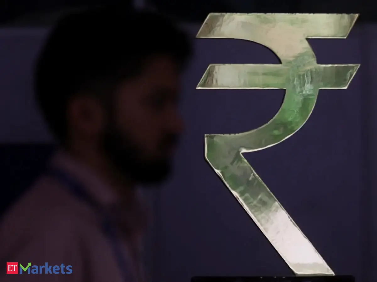 Rupee strengthens to 95.05 a dollar while forward premiums hit four-year high amid RBI measures
