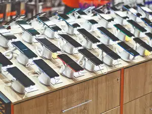 Homegrown Cos Enter Budget Smartphone Mkt as Global Biggies Retreat