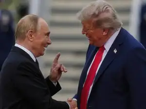 Vladimir Putin and Donald Trump (R)