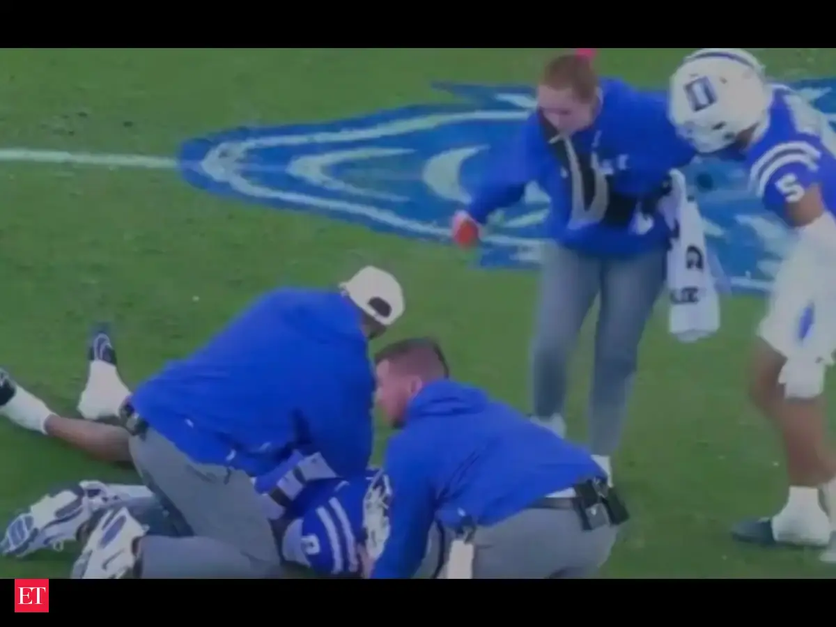 Duke star Kimari Robinson swats away female trainer tending to teammate's injury, sparks controversy