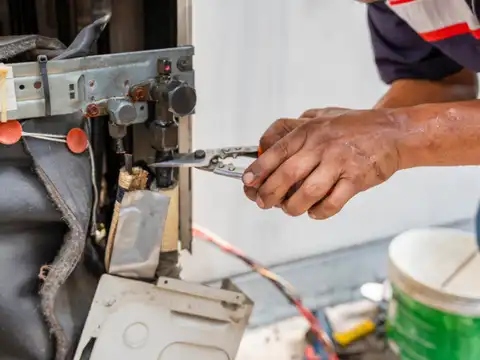 Can a cover help reduce the risk of gas leaks