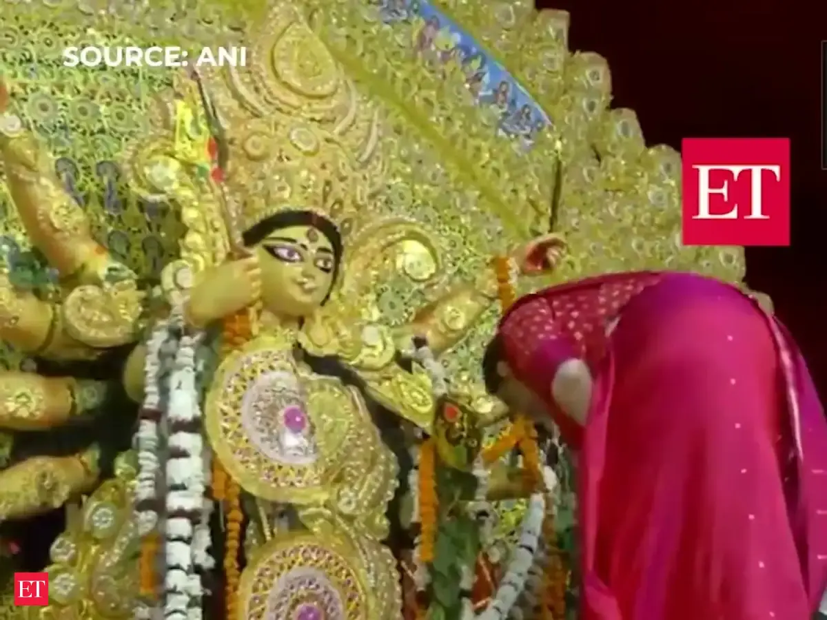 ‘Walk path of truth’: Smriti Irani performs Dhunuchi dance, joins ...
