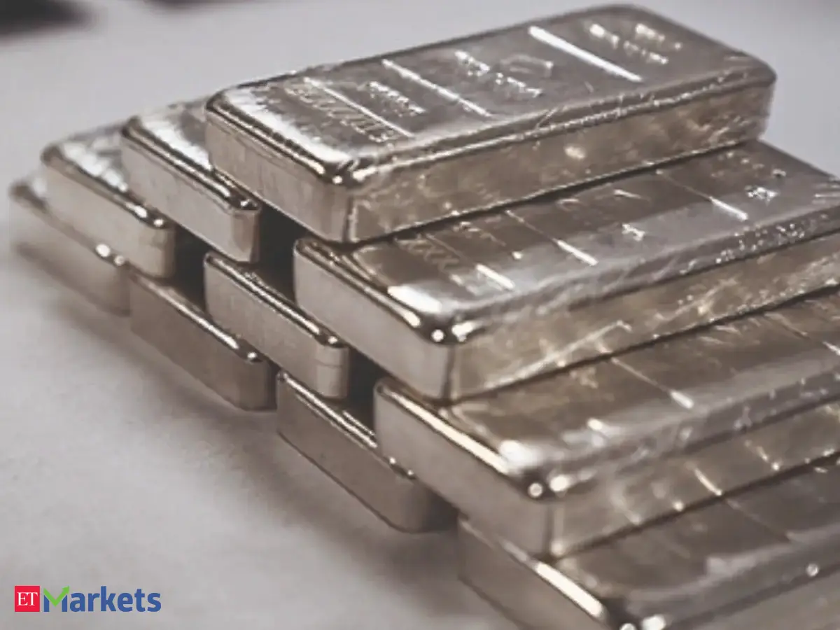 Silver hits 11-month low of ₹1.95 lakh as crude stokes inflation fears