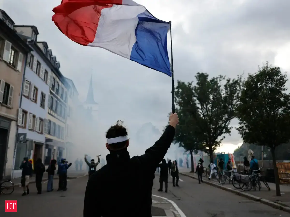 Macron, Trump clash over cause of France's massive protests