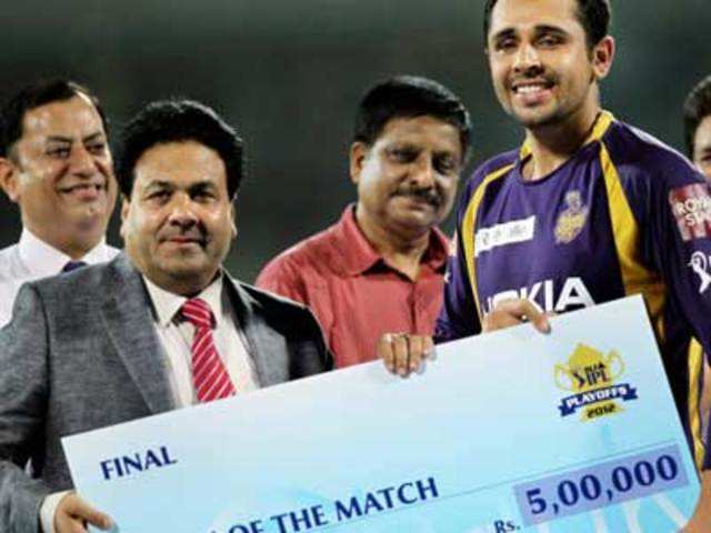 IPL 5: Manvinder Bisla recieves Man of the Match award 