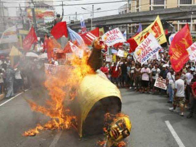 Protesters burn effigy of Philippine President Benigno Aquino III