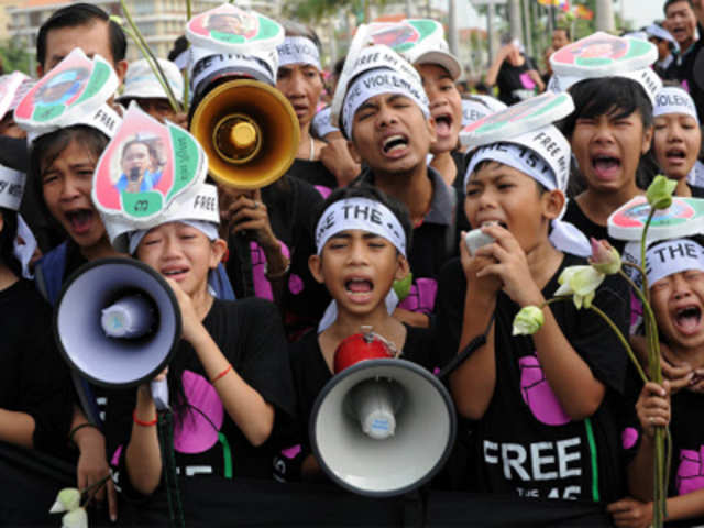 Cambodian children from the Boeung Kak lake community shout slogans near the courthouse in Phnom Penh