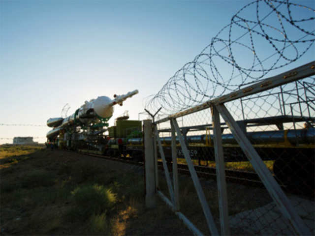 Soyuz TMA-05M spacecraft rolled out by train