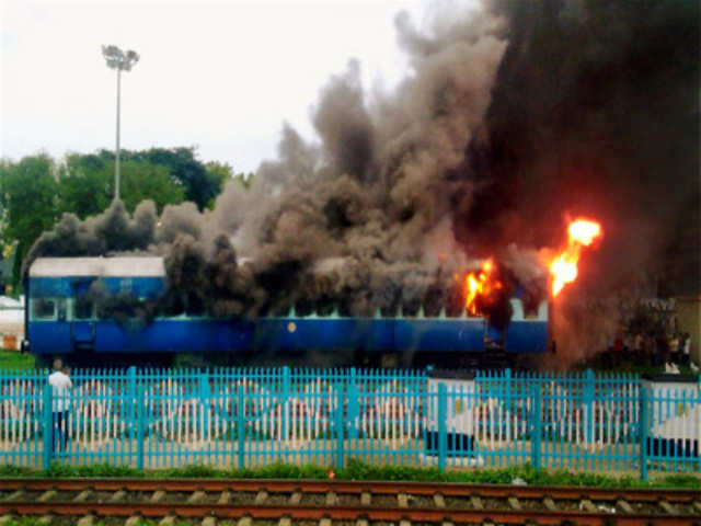Sach Khand Express coach caught on fire
