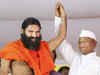 Ramdev brings crowds to Team Anna's fast venue, differs on issue of attacking Pranab Mukherjee