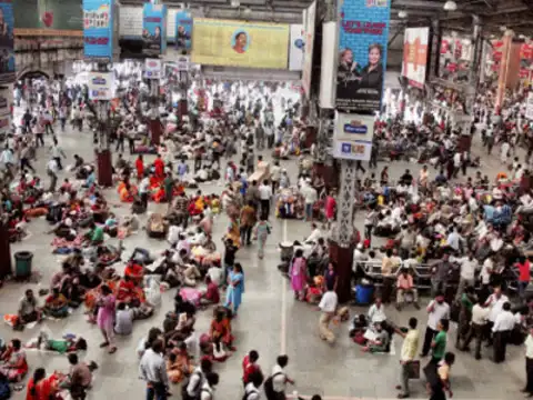 Passengers stranded at Howrah Station - Power grids failure: 60 cr people in 21 states hit