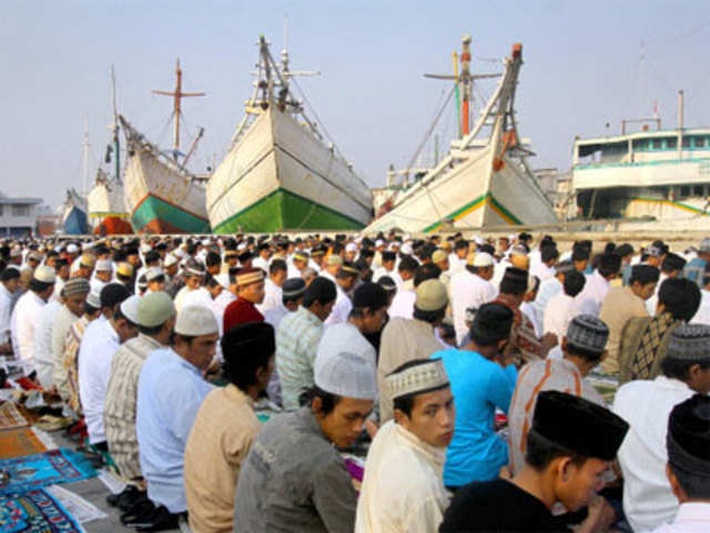 Indonesian Muslim devotees at the Sunda Kelapa port
