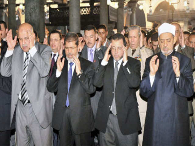 Egyptian political elite attend Eid al-Fitr prayers