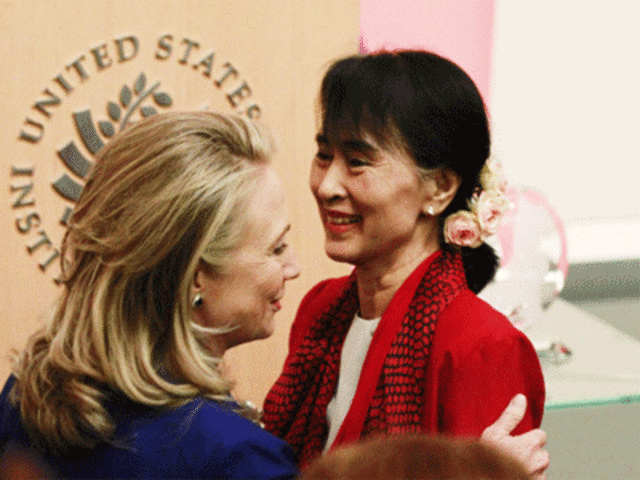 US Secretary of State Hillary Clinton introduces Myanmar opposition leader Aung San Suu Kyi