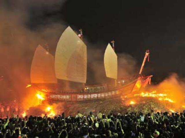 Followers surround Wang Ye's boat during the traditional burning ceremony 