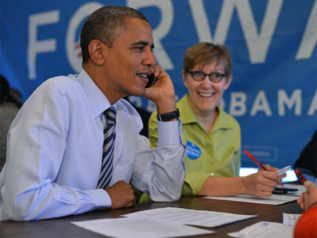 US poll: Obama calls a volunteer from a campaign office in Chicago
